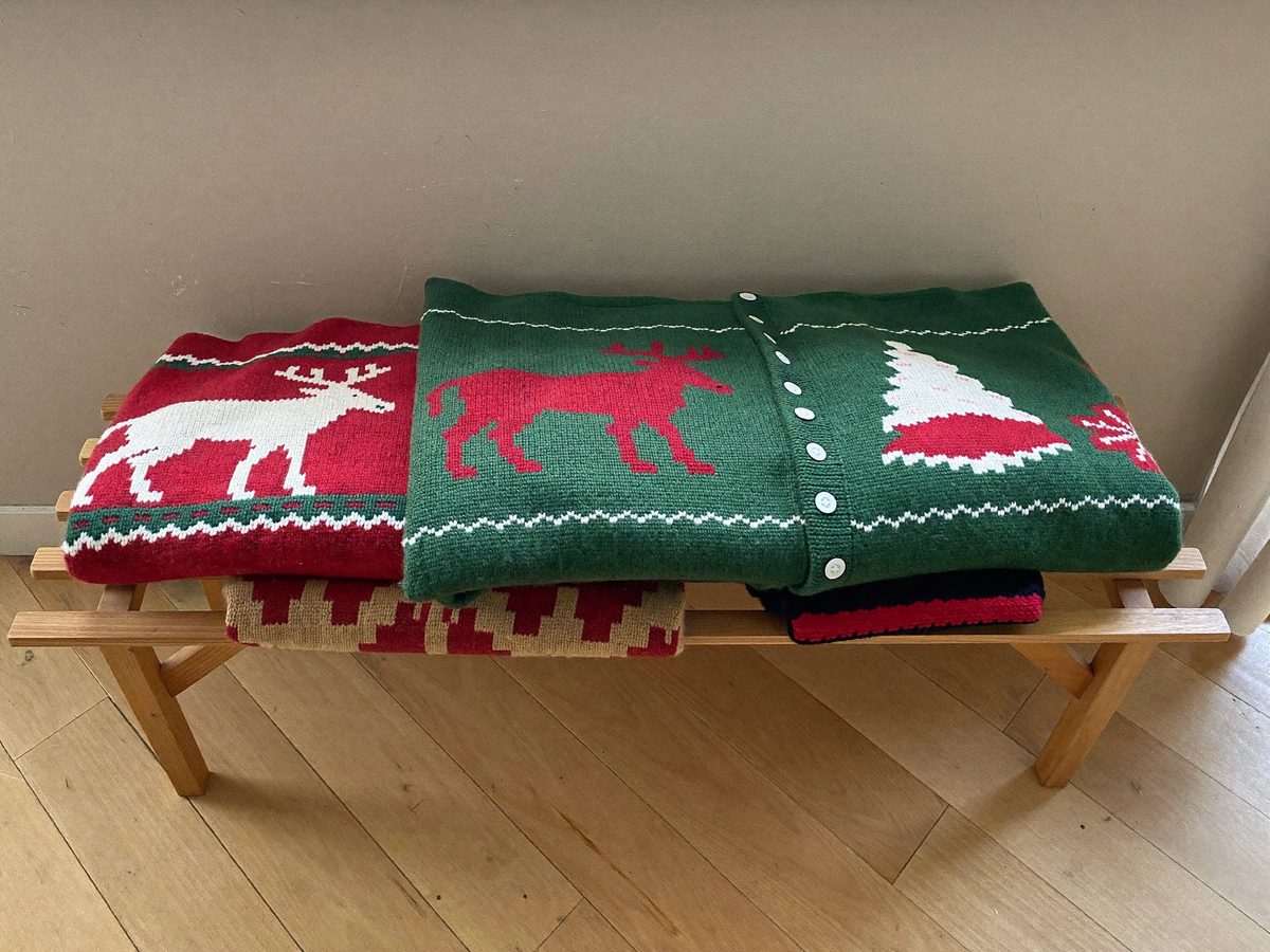 Pulls de Noël tricotés pliés sur un banc