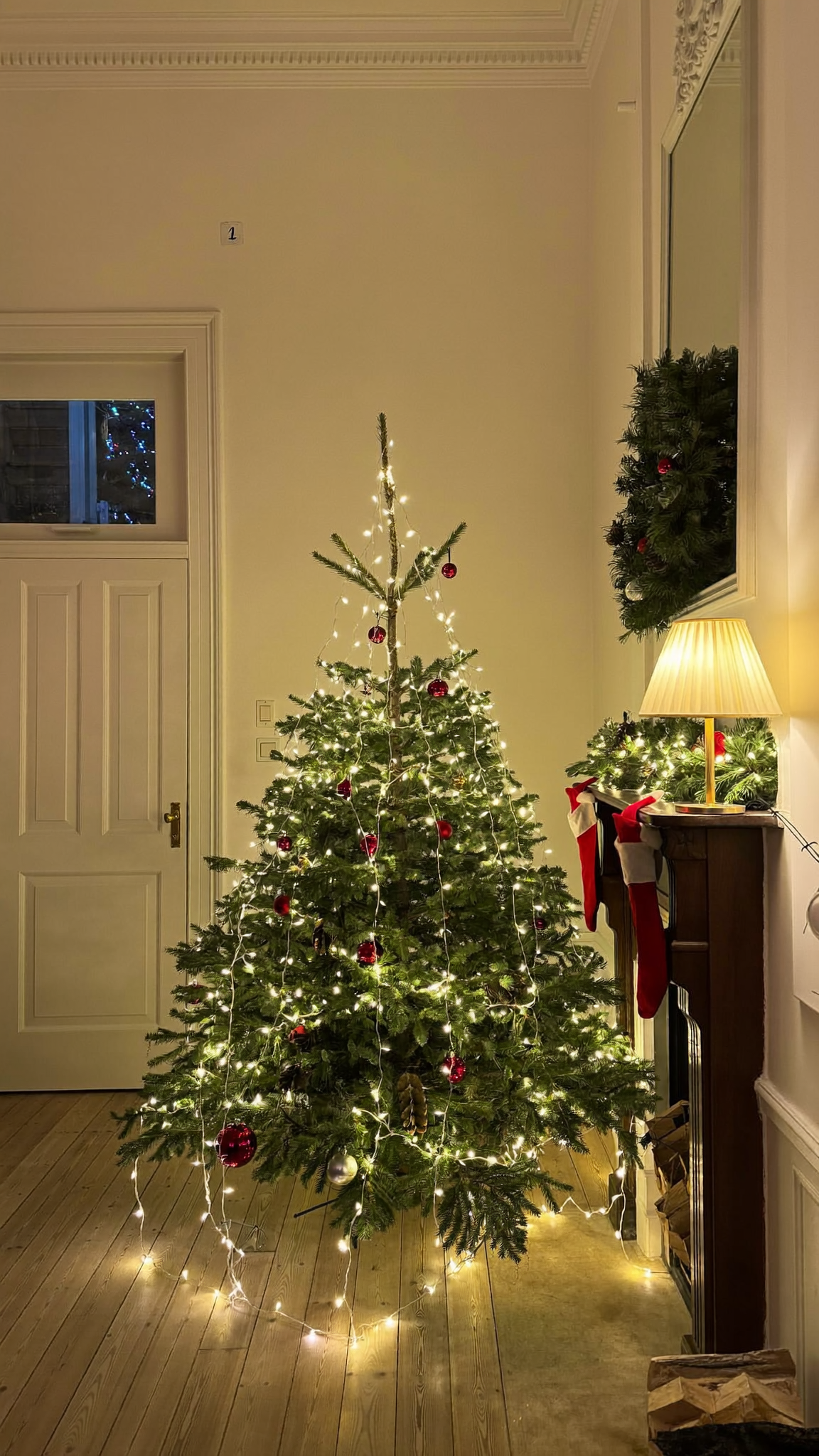 Sapin de Noël illuminé dans un salon