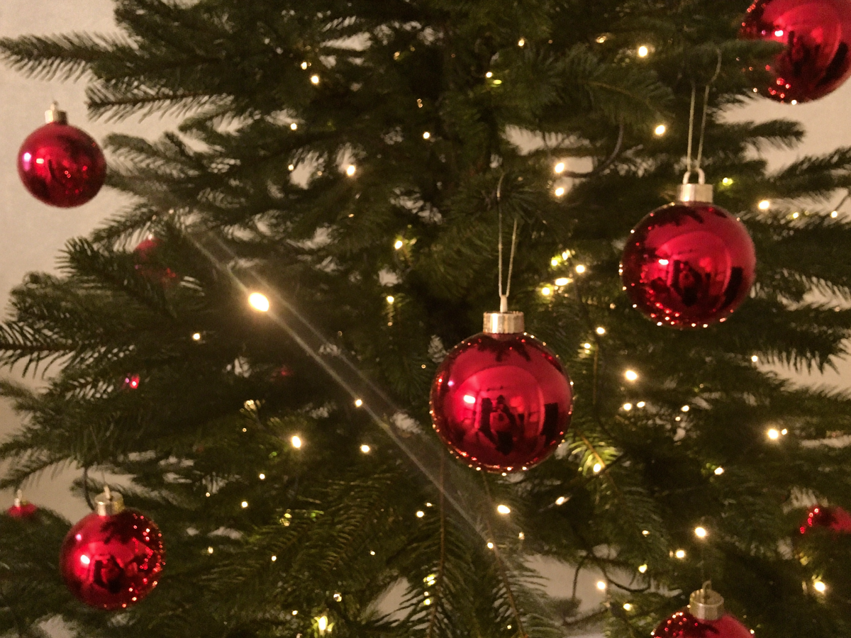 Boules de Noël rouges et dorées sur un sapin illuminé