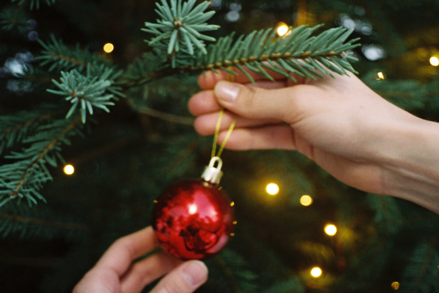 Boule de Noël accrochée à une branche de sapin